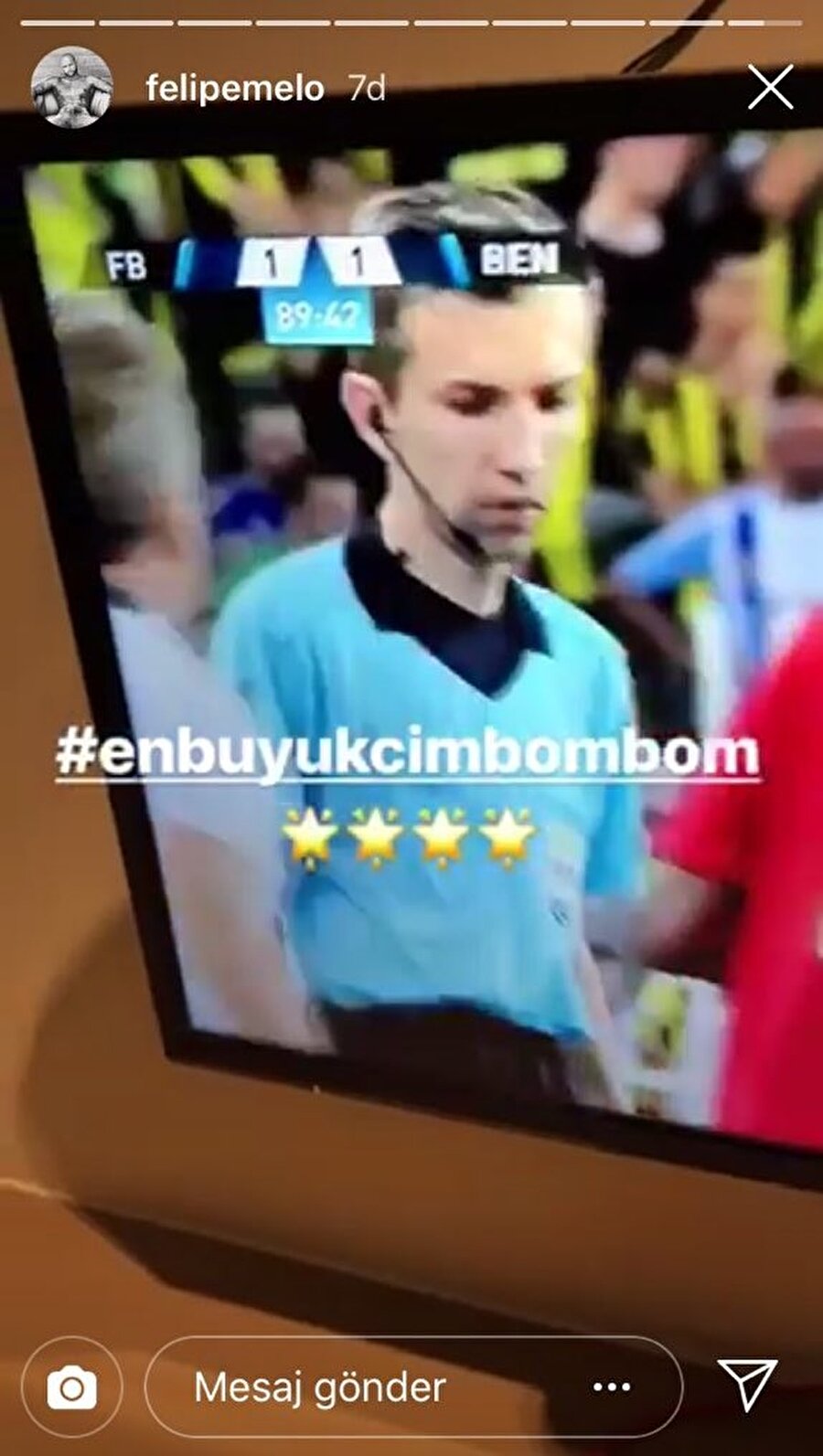 Melo, Instagram hesabının hikaye bölümünde Fenerbahçe - Benfica maçından bir kare paylaştı ve "En büyük cimbom" ifadesini kullandı.