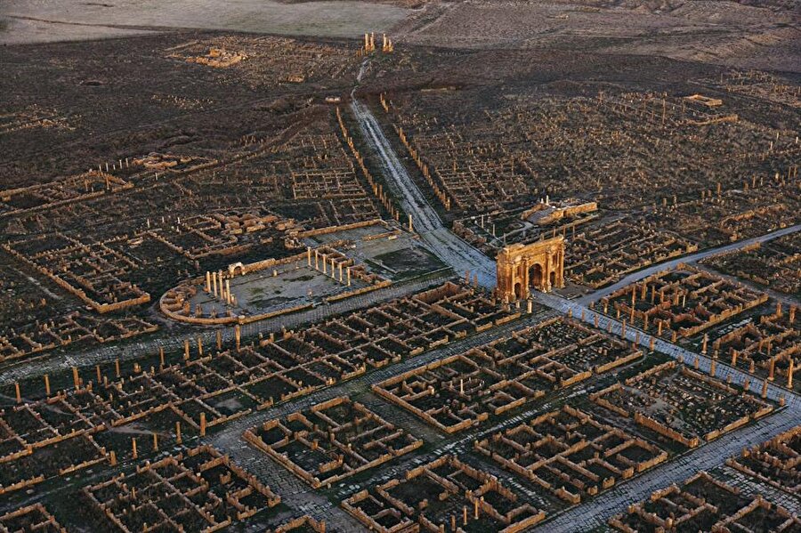Timgad kenti, bugüne kadar yapısını koruyabildiği kusursuz şehir planlamasıyla dikkat çekiyor.