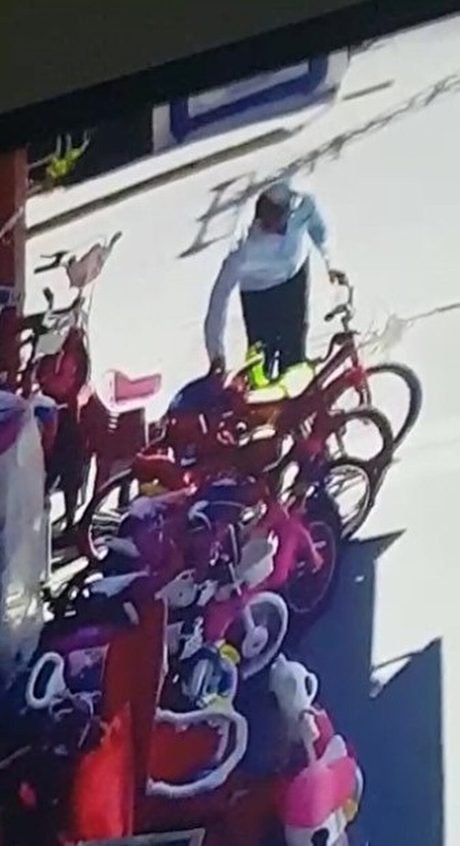 Hatay’ın Kırıkhan ilçesinde, emniyet amirliğinin karşısındaki bir oyuncakçıdan bisiklet çalan karı koca, iş yerinin güvenlik kamerasına yakalandı. 