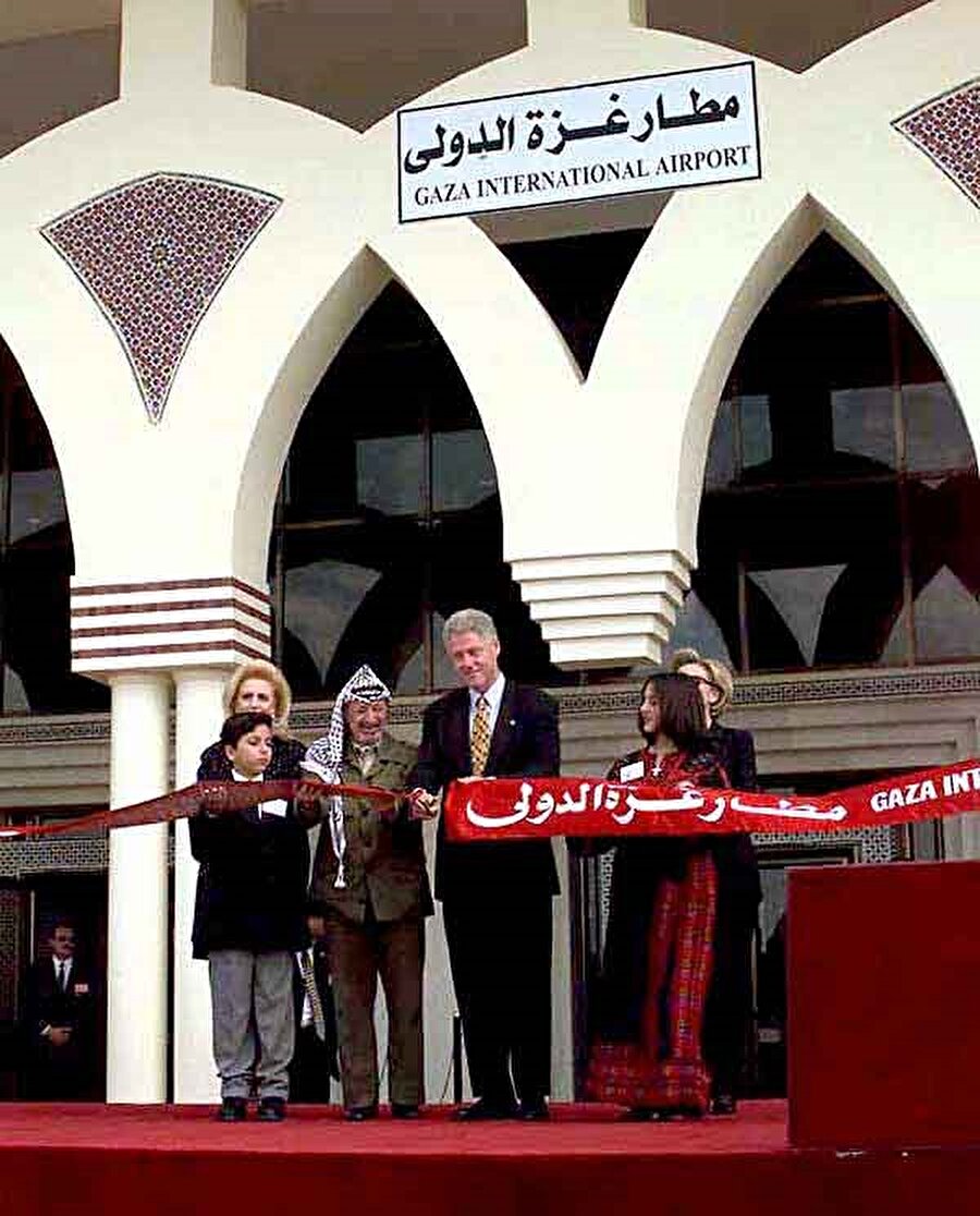 Havaalanının kurdelesini, ABD Başkanı Bill Clinton ve Yaser Arafat birlikte kesti.
