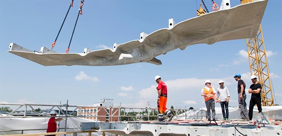 Üretim aşamasından sonra ortaya bu şekilde 11 adet ana beton levha çıkıyor ve bunlar da doğrudan 15 ton ağırlığındaki tavanı oluşturuyor!