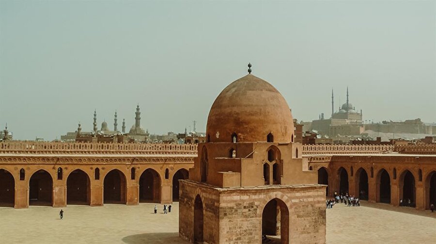İbn Tulun Camii, Kahire'de cuma namazlarının eda edilebilmesi için özel olarak geniş bir alana inşa edildi.