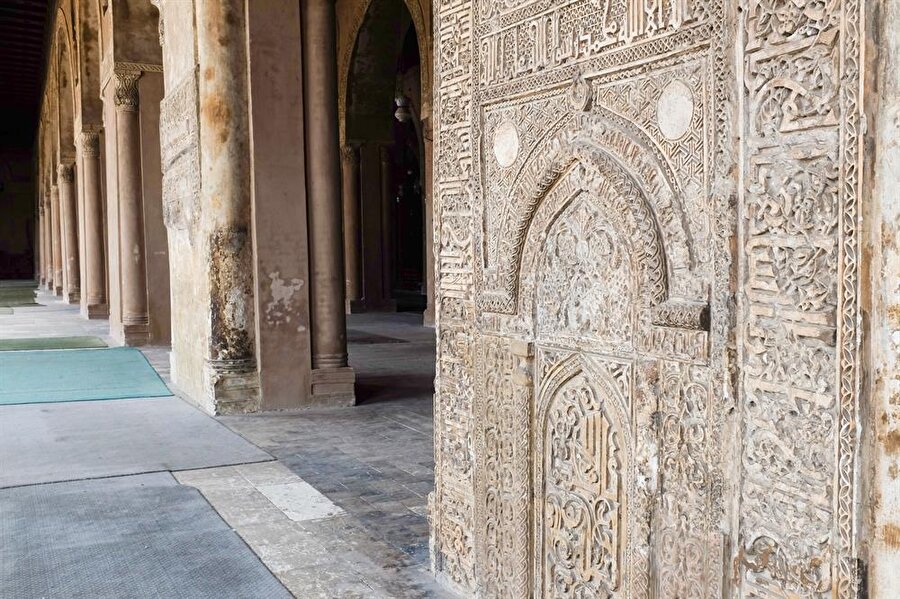 İbn Tulun Camii'nde, avluyu çevreleyen kolonlardaki geometrik desenler ve hat işlemeleri günümüze kadar ulaşmıştır.
