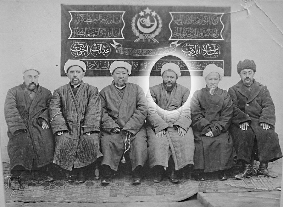 Doğu Türkistan İslâm Cumhuriyeti bakanlar kurulu. Başbakan Sabit Damulla, sağdan üçüncü.