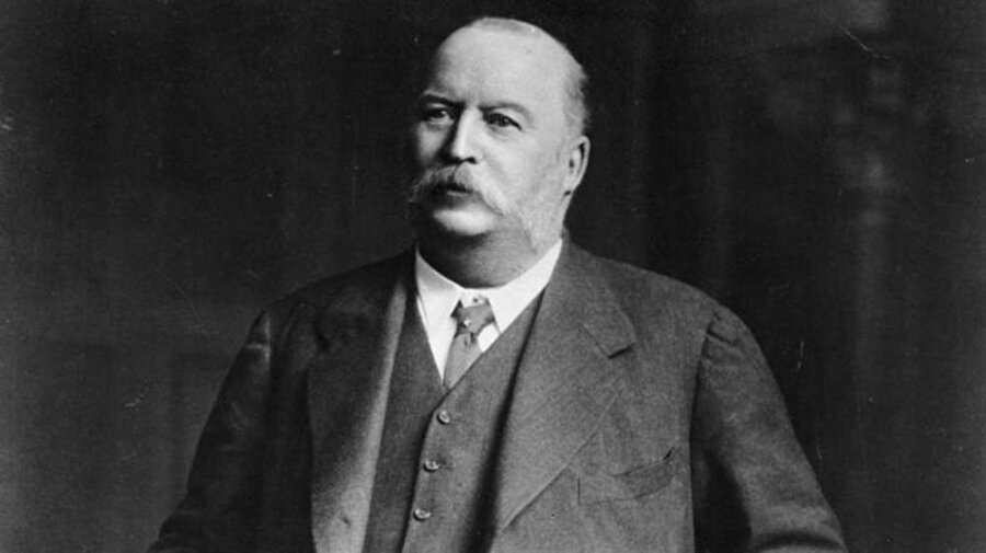 İran petrolünün imtiyazını almayı başaran ilk isim İngiliz iş adamı William Knox D'Arcy'ydi.