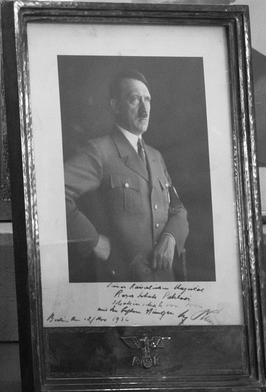 Hitler'in, adına imzalayarak Şah Rıza Pehlevi'ye gönderdiği bir fotoğraf.