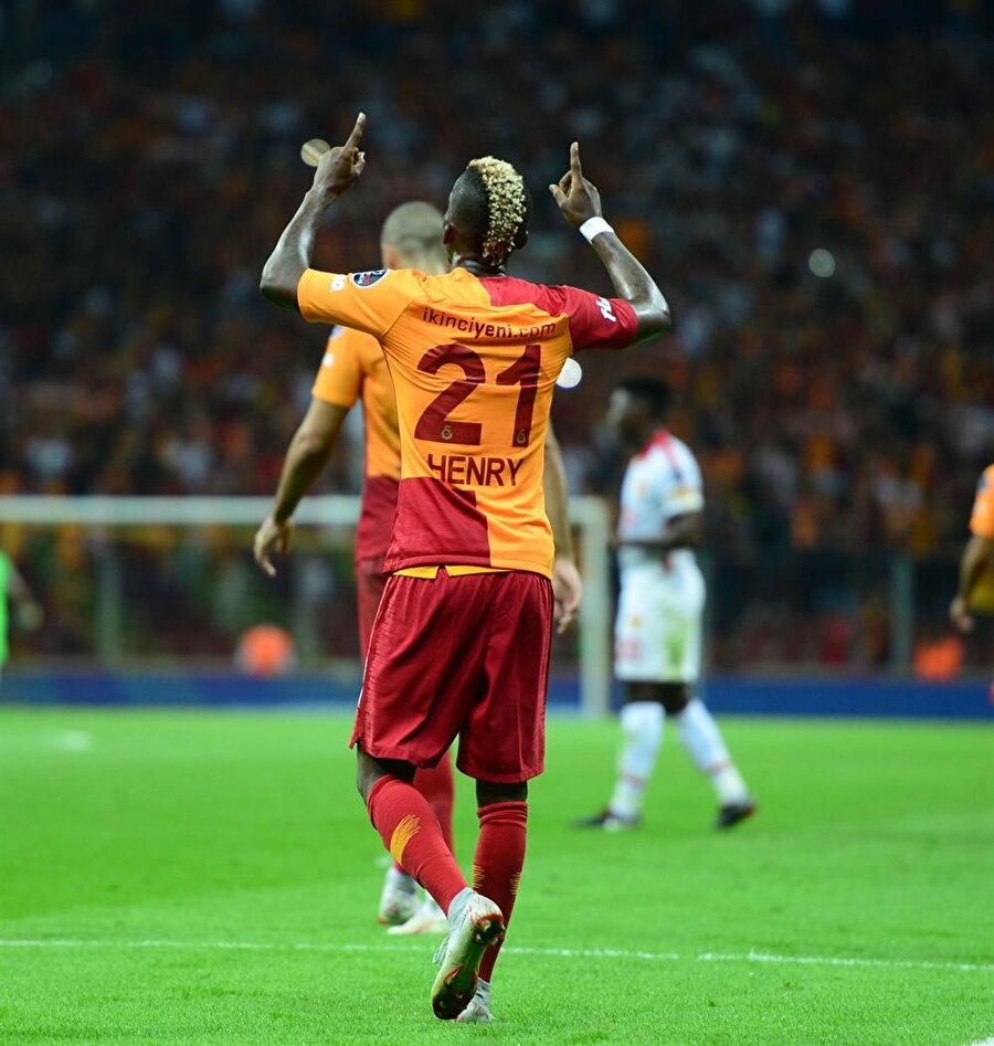 Onyekuru'nun şık golü, sosyal medyada Galatasaraylı taraftarlarca bir hayli övüldü.