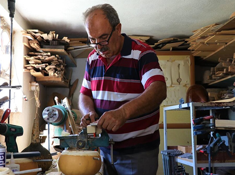 Kulağına hoş gelen sesi çıkarmak için kendi çalgısını yaptı