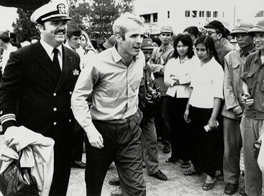 McCain, 1967-1973 yıllarında Vietnam Savaşı'nda esir olarak tutulmuştu.