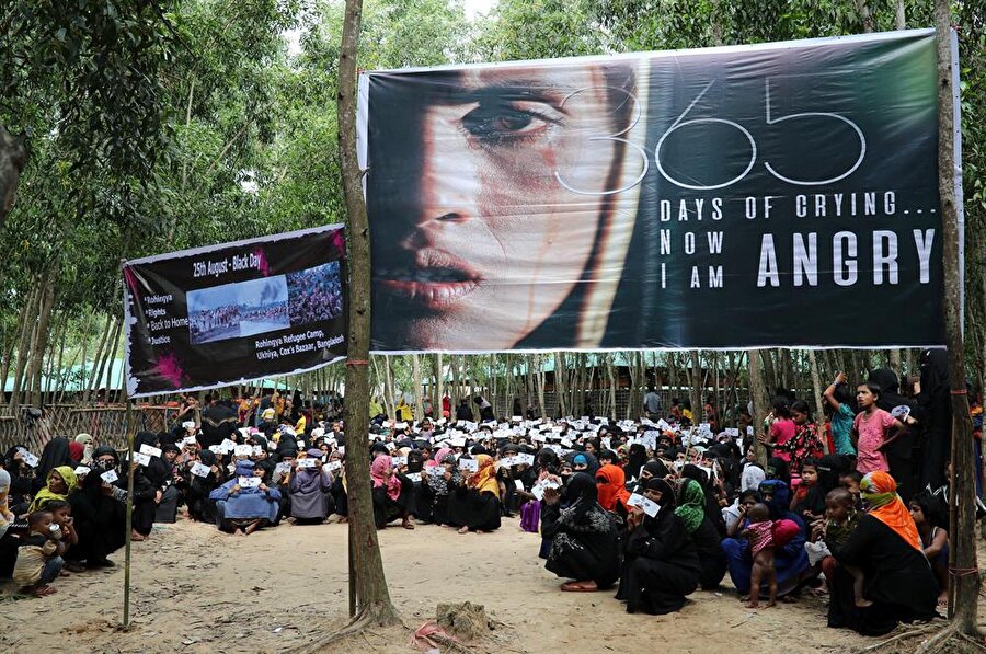 Yüz binlerce Arakanlı Müslüman, bir yılı aşkın süredir Bangladeş'deki mülteci kamplarında yaşam mücadelesi veriyor. (Mohammad Ponır Hossaın / Reuters)