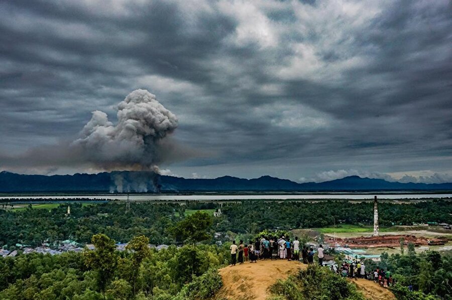 Bangladeş sınırını geçtikten sonra, geride bıraktıkları köylerinin Myanmar ordusu tarafından yakılışını izleyen Arakanlı Müslümanlar. (Masfıqur Akhtar Sohan / Reuters)