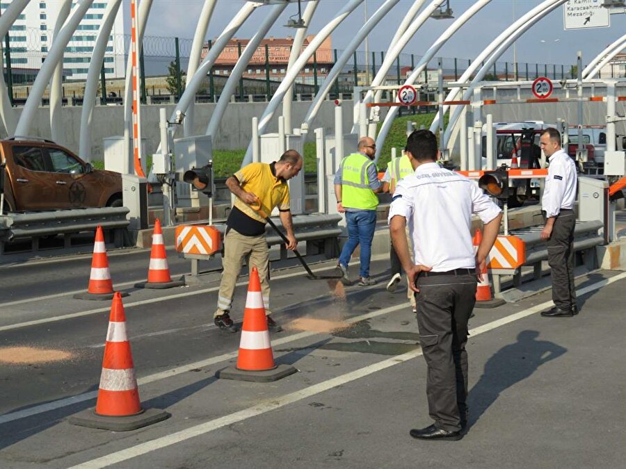 Kaza nedeniyle hasar gören iki gişe trafiğe kapatıldı.