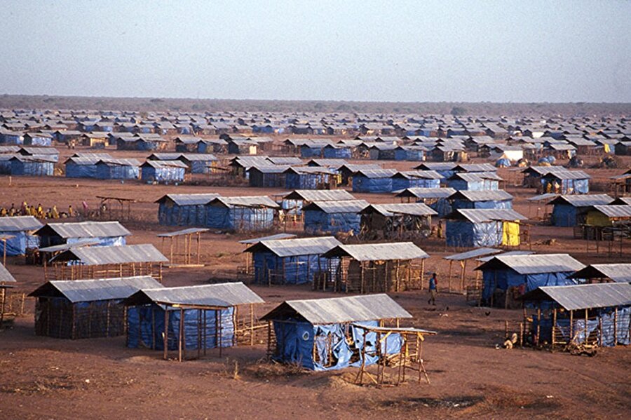 Geçici bir yerleşke olması niyetiyle kurulan mülteci kampları, bir süre sonra yönetim kurumları ve dükkanlarıyla küçük şehirlere dönüştü.