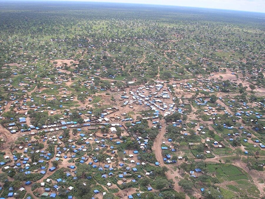 İkinci Sudan iç savaşı sonrası ortaya çıkan Yida mülteci kampı, dağınık bir yapılaşmaya sahip.