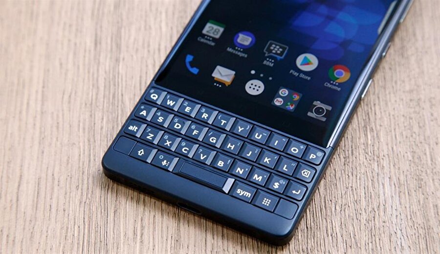 BlackBerry, KEY2 LE ile yine dokunmatik ekran ve fiziksel klavye ikilisini bir araya getiriyor. 
