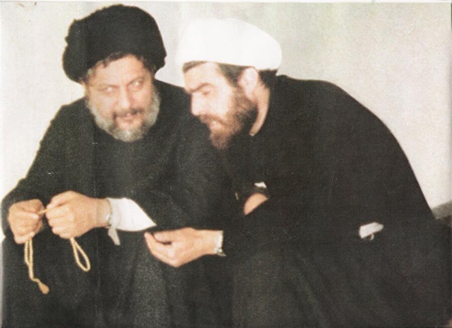 Musa Sadr (solda), kendisiyle aynı meçhul akıbete uğrayan arkadaşı Şeyh Muhammed Yakub ile birlikte.