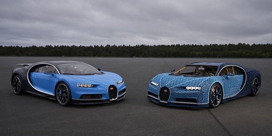 Sağdaki maket Bugatti Chiron, aslında soldaki gerçeğinden ayırt edilemiyor! Toplamda 1.000.000 parçadan oluşan makette farlar ve arka fren lambaları da çalışıyor. 