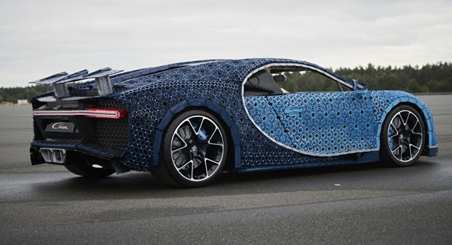 Maket Bugatti Chiron'un tasarım ve montaj çalışmaları için toplamda 13.000 saatten fazla çalışılmış durumda. 