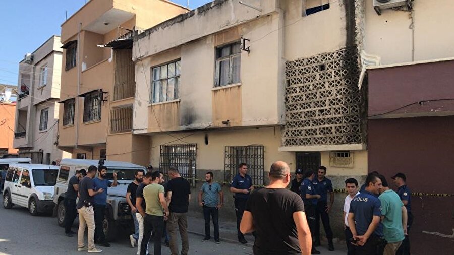 Ekiplerin, cinnet getiren babanın damdaki yatakta yatan eşi ve çocuklarını öldürdükten sonra intihar ettiği ihtimali üzerinde durduğu öğrenildi.