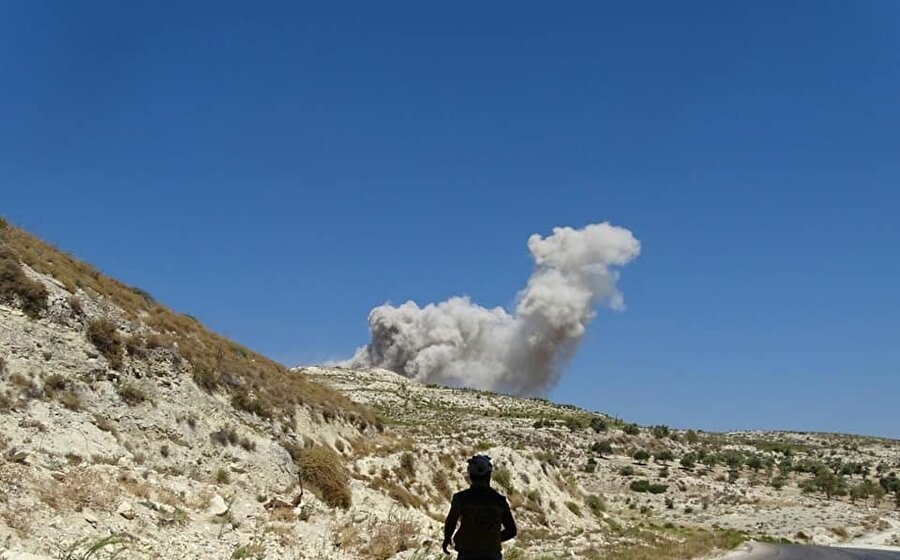 Rus savaş uçaklarının İdlib'in batısındaki Cisir Eş Şuğur ve çevresine düzenlediği saldırılar sonucu bölgeden dumanlar yükseldi. (Fotoğraf İHA)