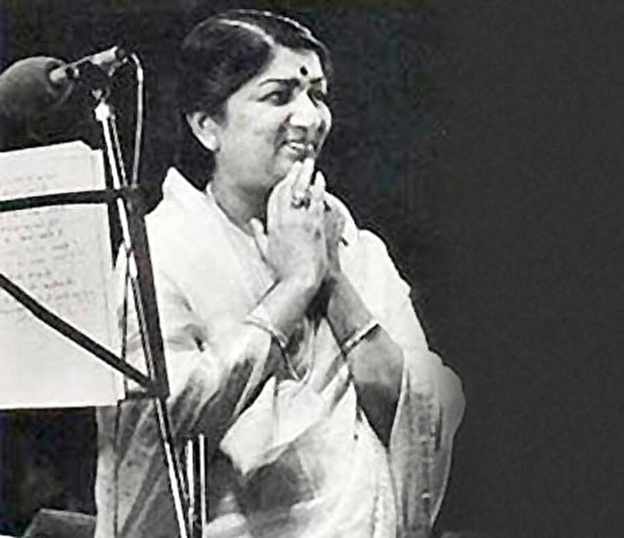88. doğum gününde Bollywood'un genç şarkıcıları, doğum günü dileklerini en sevdikleri Lata şarkılarını söyleyerek ilettiler ona.