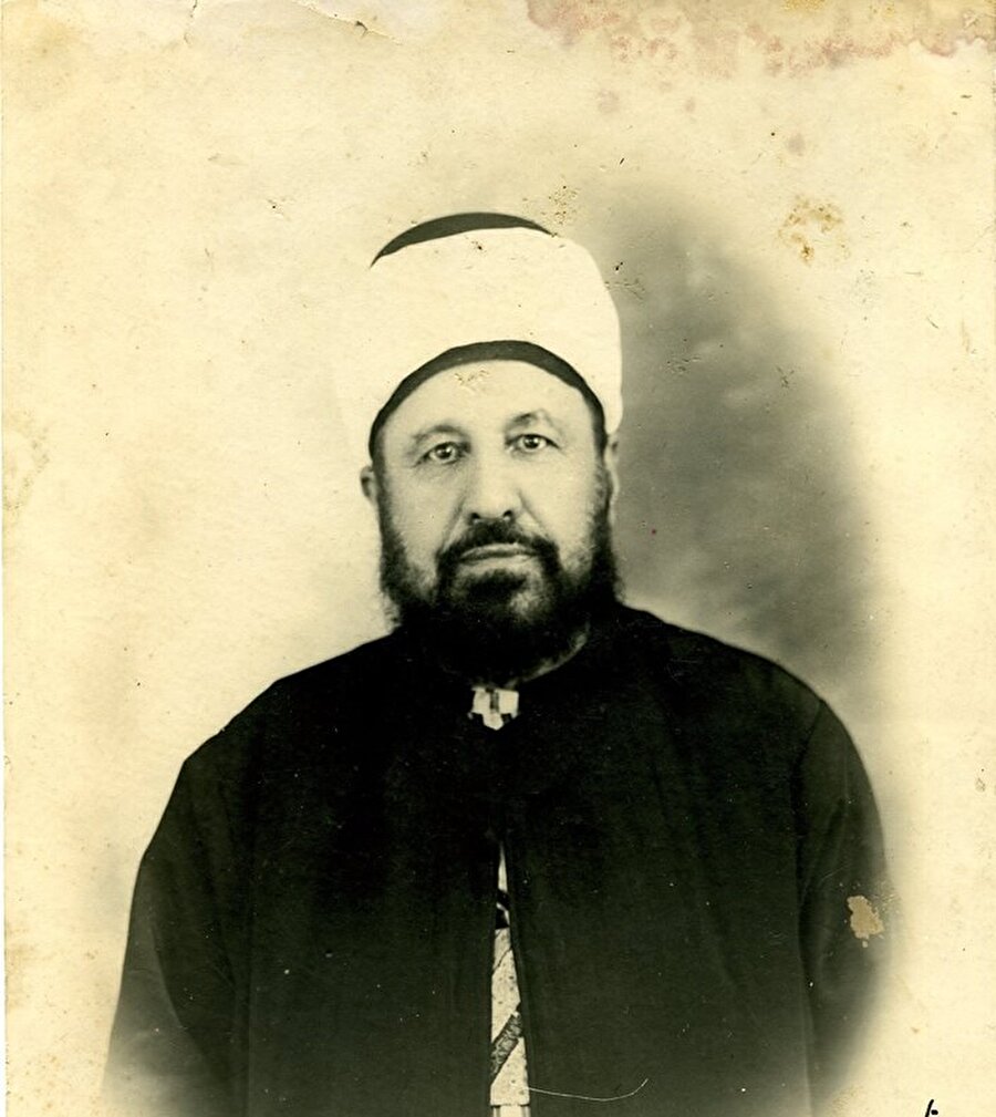 Kitabı yayınlandıktan sonra birçok kesimden tepkiye maruz kalan Ali Abdürrâzık'ı eleştirenler arasında Reşid Rıza da bulunmaktaydı.
