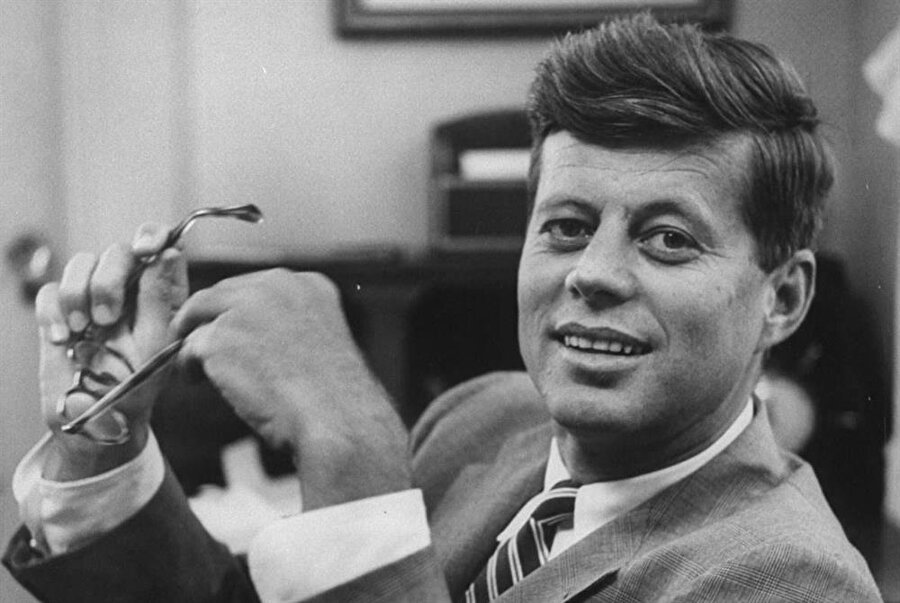 Eski ABD başkanı John F. Kennedy halka açık bir toplantı sırasında 8 yerinden vurularak hayatını kaybetti. Kennedy suikastindeki gizem hala çözülebilmiş değil. 