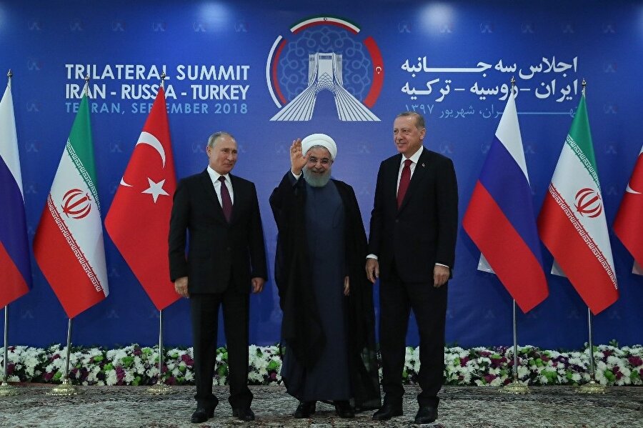 Rusya Devlet Başkanı Vladimir Putin (solda), İran Cumhurbaşkanı Hasan Ruhani ve Cumhurbaşkanı Erdoğan, zirveden sonra birlikte poz verdi. (Fotoğraf: İhlas Haber Ajansı)