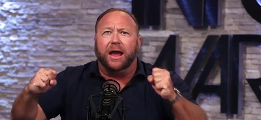 Alex Jones'un üslubu konusunda gelen eleştiriler bir yana, temas ettiği konuların hassaslığı onu 'gündem belirleyici' olarak konumlandırıyor. 