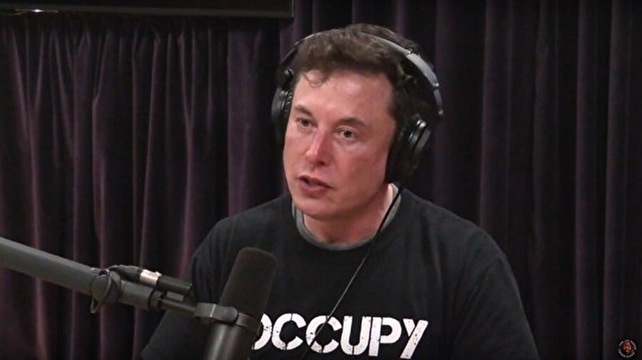 Elon Musk'ın canlı yayında imza attığı skandal, her kesimden insanın tepkisiyle karşılaştı. Tesla'nın hisse değerlerini bile düşüren bu hareketin Musk'ı pişman edeceği düşünülüyor... 