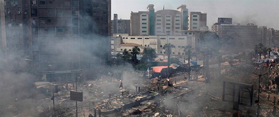 Rabia Meydanı, 14 Ağustos 2013 günü tanklarla ve ağır silahlarla yerle bir edildikten sonra...