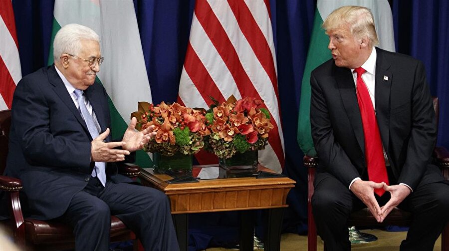 Filistin Yönetimi Başkanı Mahmud Abbas, ABD Başkanı Donald Trump'la birlikte...
