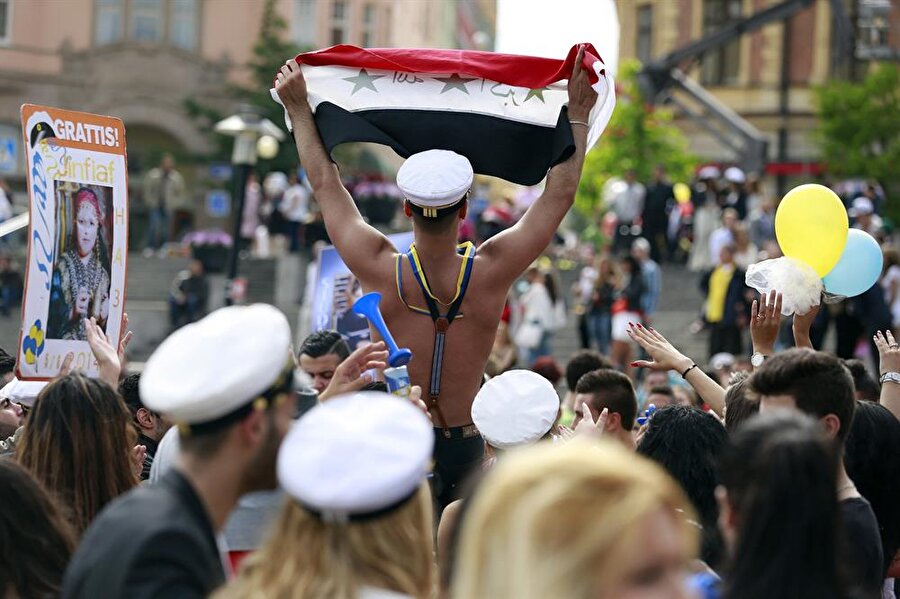 2014 yılında Stockholm'de mezuniyet kutlamaları sırasında Suriye bayrağı dalgalandırılmıştı. 