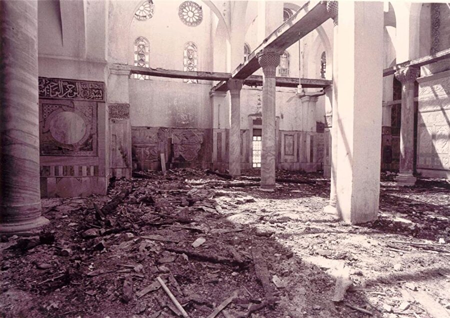 Yangın sonrası Kıble Mescidi'nin batı kanadındaki çatı çöktü ve içeride ağır hasar oluştu.
