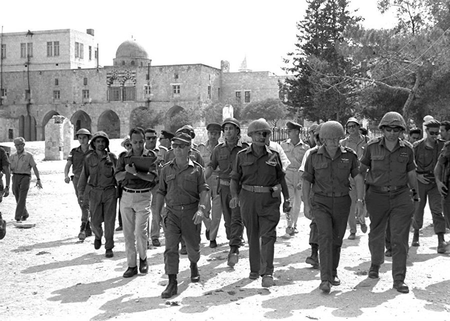 İsrail Savunma Bakanı Moşe Dayan, Genelkurmay Başkanı Yitzhak Rabin ve Kudüs Cephesi Komutanı Uzi Narkiss, Mescid-i Aksa'nın içinde.