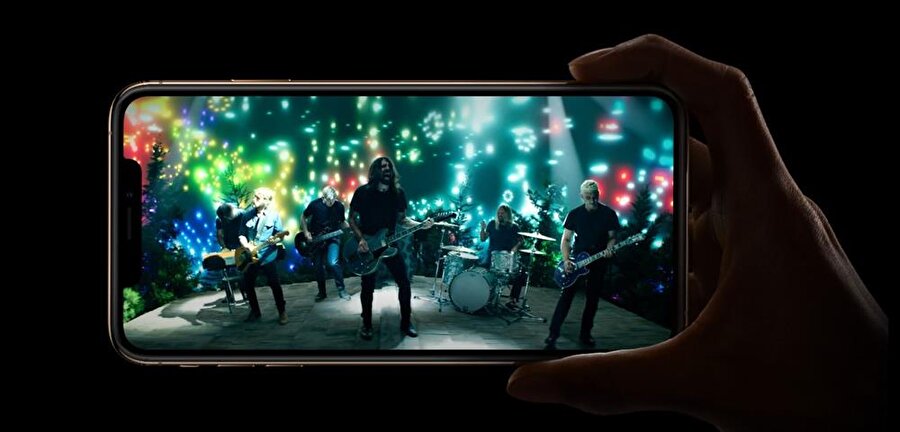 iPhone XS Max'te ekran boyutu 6.5 inç seviyesine çıkıyor. 