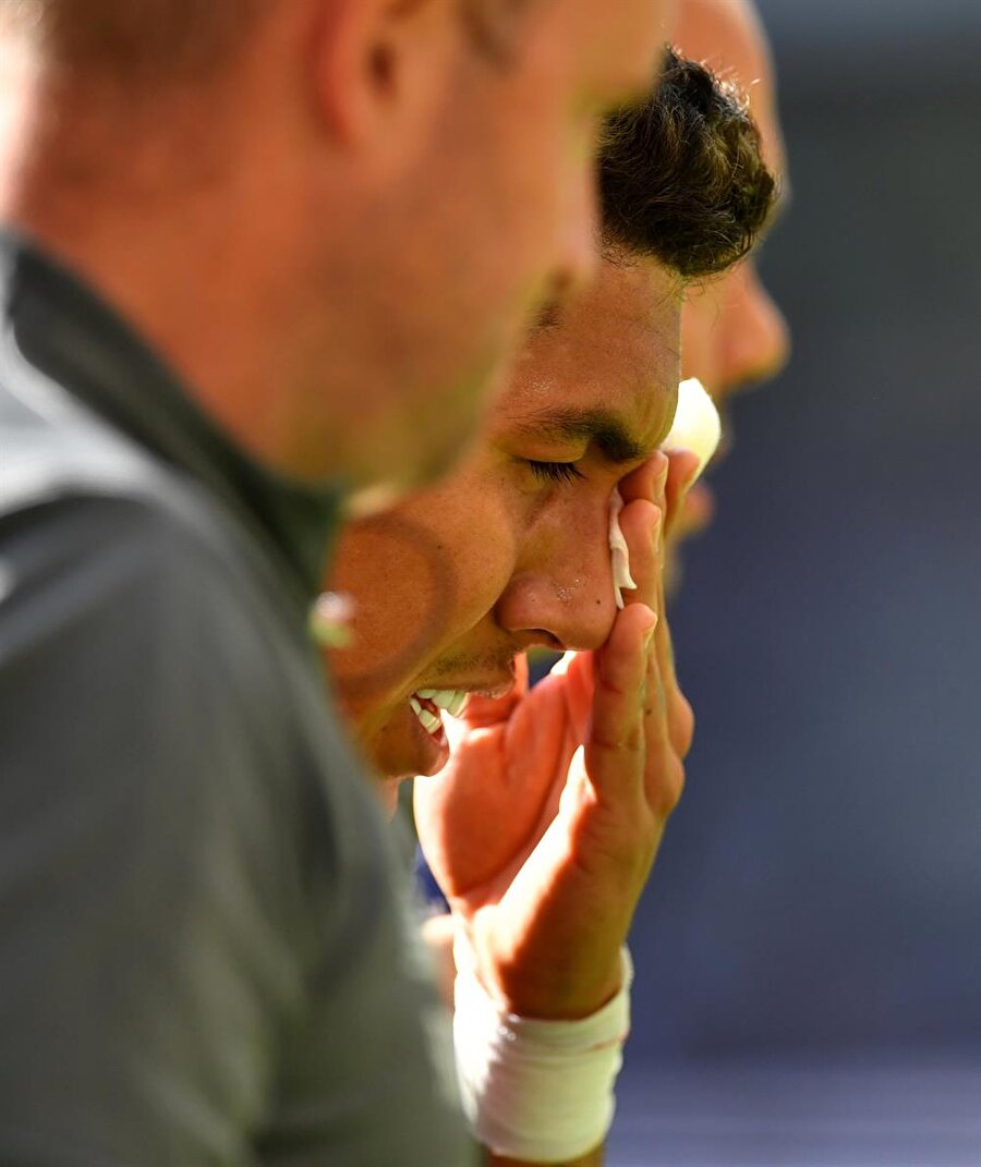 Firmino'nun tedavisi ivedilikle saha kenarında yapıldı.