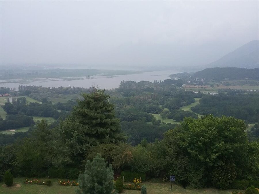 Yüksek bölgelere kurulan bahçeler ziyaretçilerine Keşmir'in göllerini ve dağlarını kapsayan eşsiz bir manzara sunmaktadır.