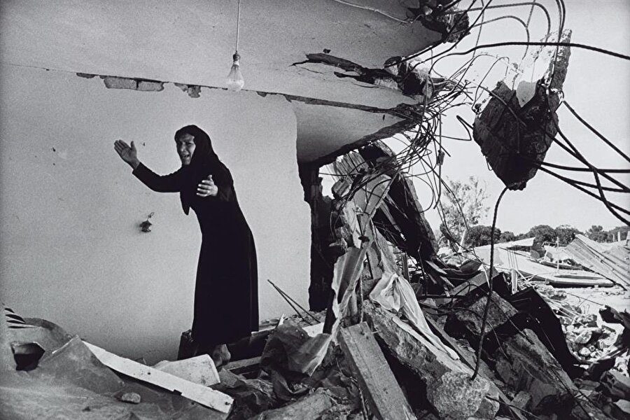 Filistinli bir kadın, katliamın ardından girebildiği evine ağıt yakarken...