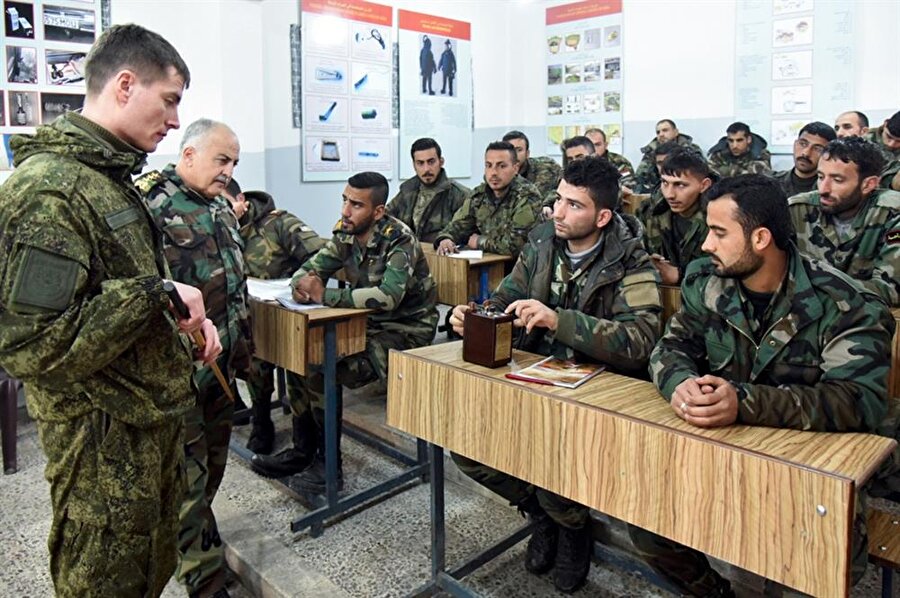 Rus askerleri, Suriye ordusuna askeri eğitim de veriyor.