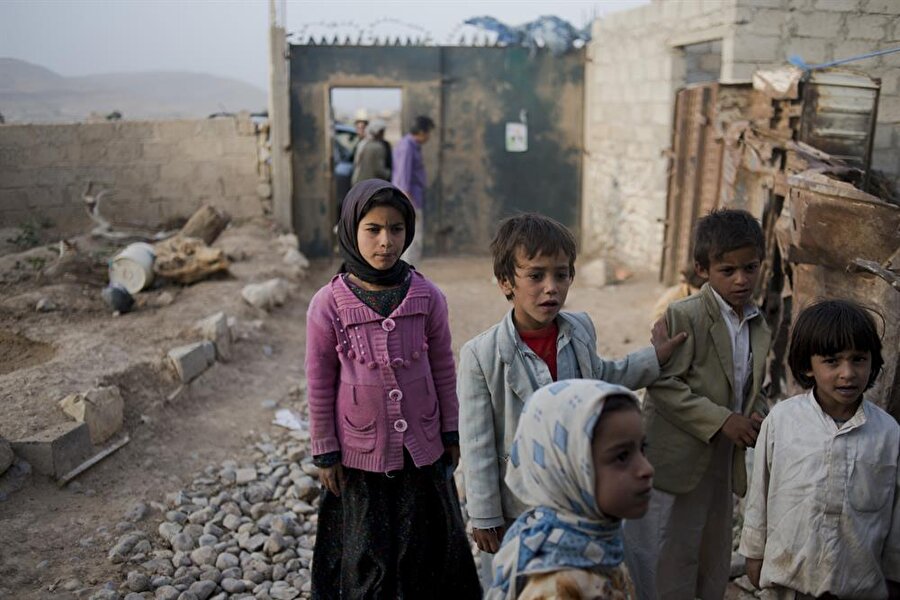 Yemenli çocuklar salgın hastalık, açlık ve bombalarla boğuşuyor.