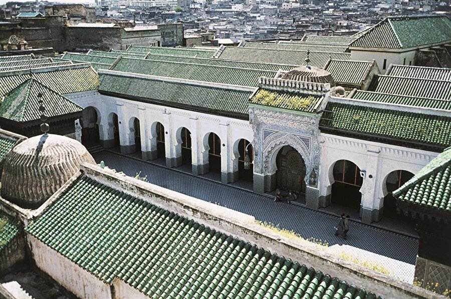 Karaviyyîn Camii, mihrap mahalline paralel uzanan bir çok nef ve koridordan müteşekkil bir yapıdır.