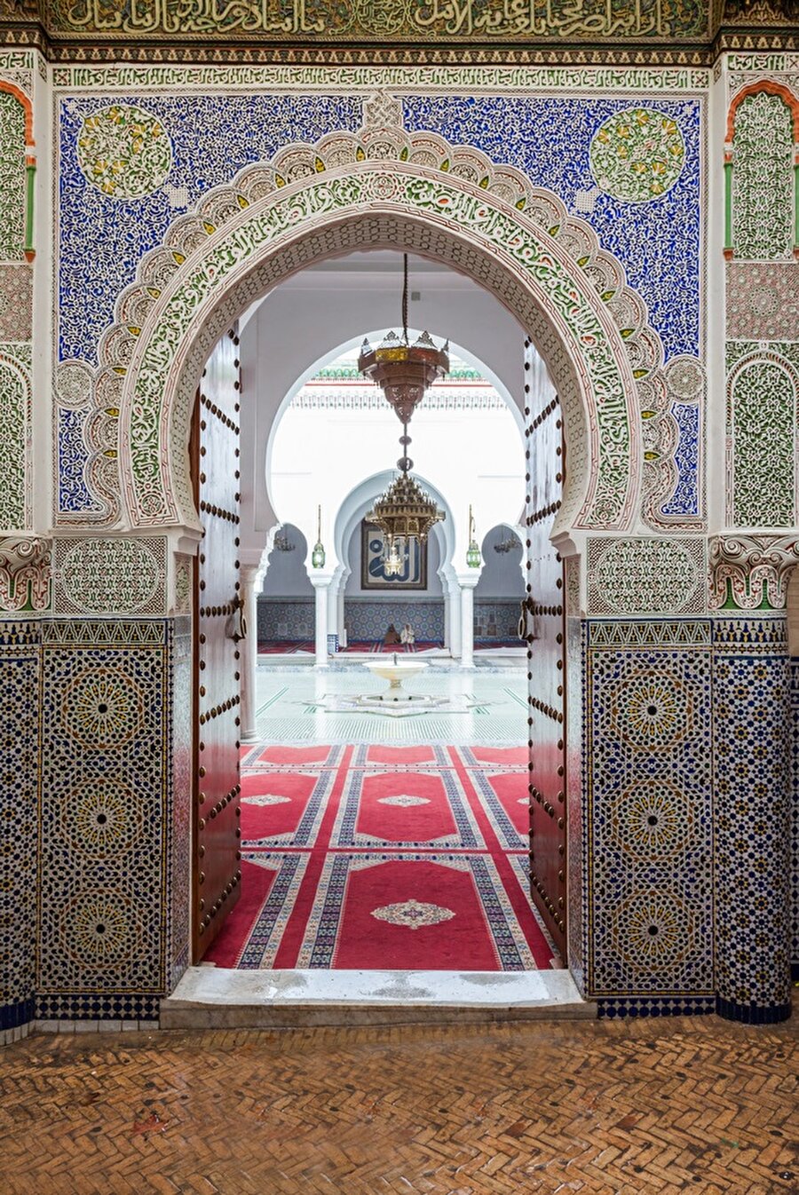 Karaviyyîn Camii çevresinde çarşı, kütüphane ve görevliler için evleri barındıran kompleks bir yapıdır.