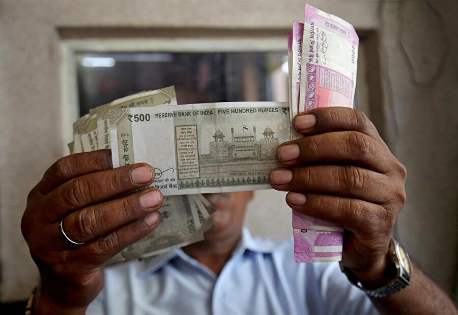 Hindistan resmi para birimi olarak Rupi kullanıyor.