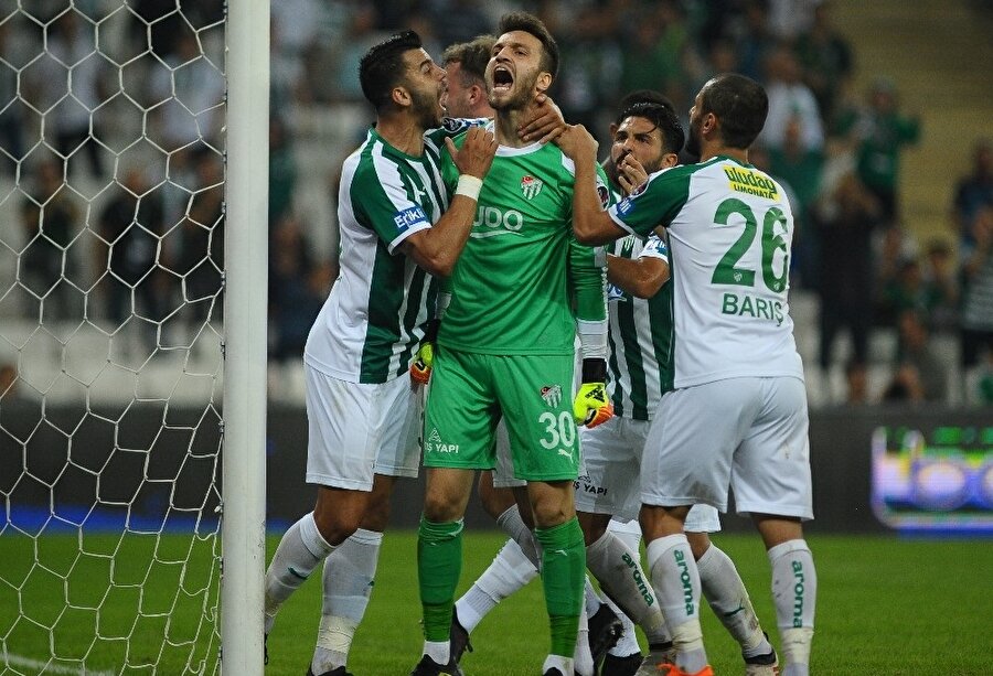 Başakşehir'in tecrübeli golcüsü Adebayor'un penaltısını kurtaran genç kaleci Okan Kocuk büyük sevinç yaşıyor.