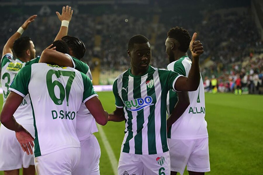 Diafra Sakho, 3. dakikada attığı golü taraftarla kutladı ancak VAR sisteminin uyarısı neticesinde gol iptal edildi.