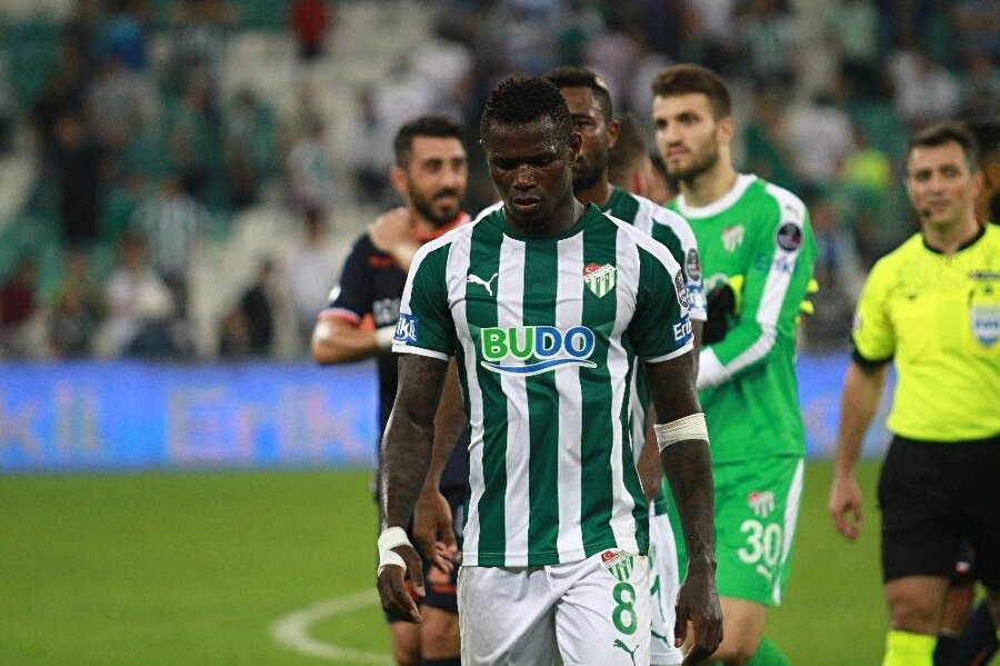 Karşılaşma boyunca baskılı bir oyun oynayan Bursaspor'da futbolcular, karşılaşmanın 0-0 berabere tamamlanmasından dolayı sahayı moralsiz terk etti.