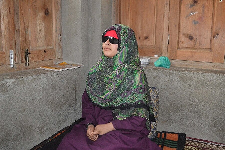 Keşmirli İnşa Malik, 2016'da evinin penceresinden dışarıyı izlerken açılan ateş sonucu gözlerini kaybetti.