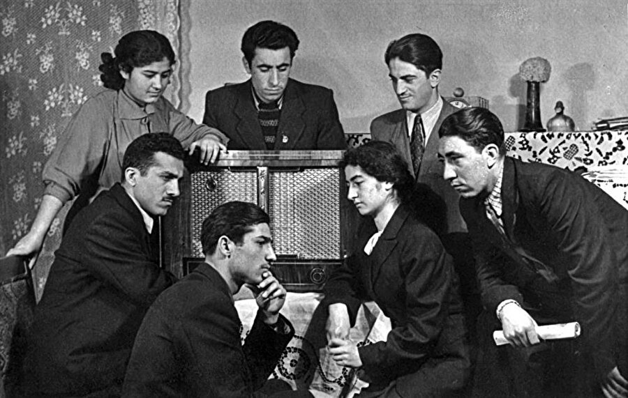 Sovyetler döneminde radyo yayınını dinleyen Kürtler... 