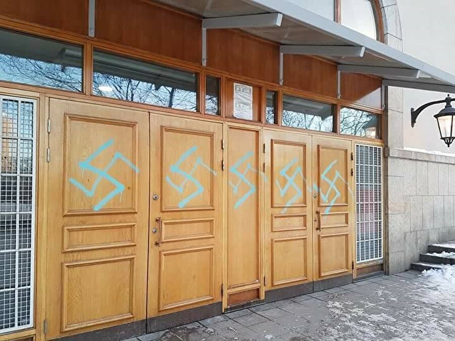 Aynı cami daha öncede ırkçıların saldırısına uğramış kapısına nazi sembolleri çizilmişti.
